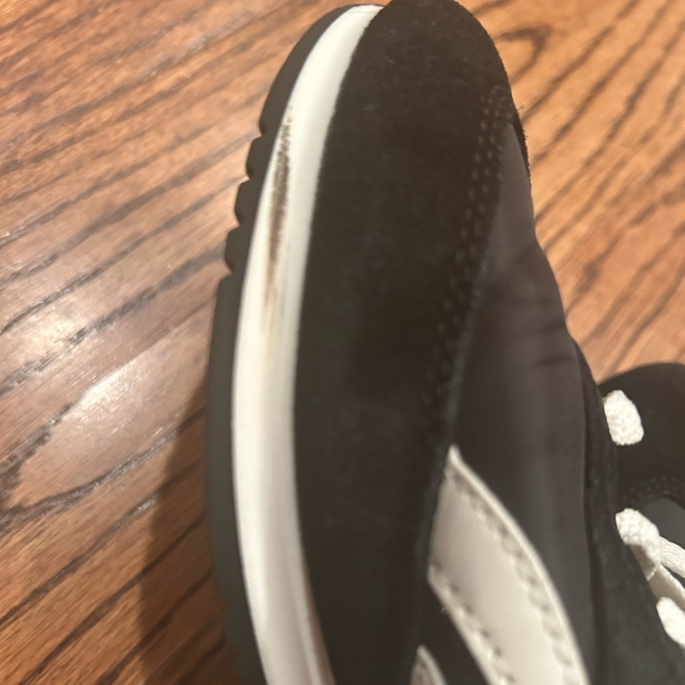 Women’s Reebok Fiori Sneakers 🖤❤️ - Picture 10 of 10
